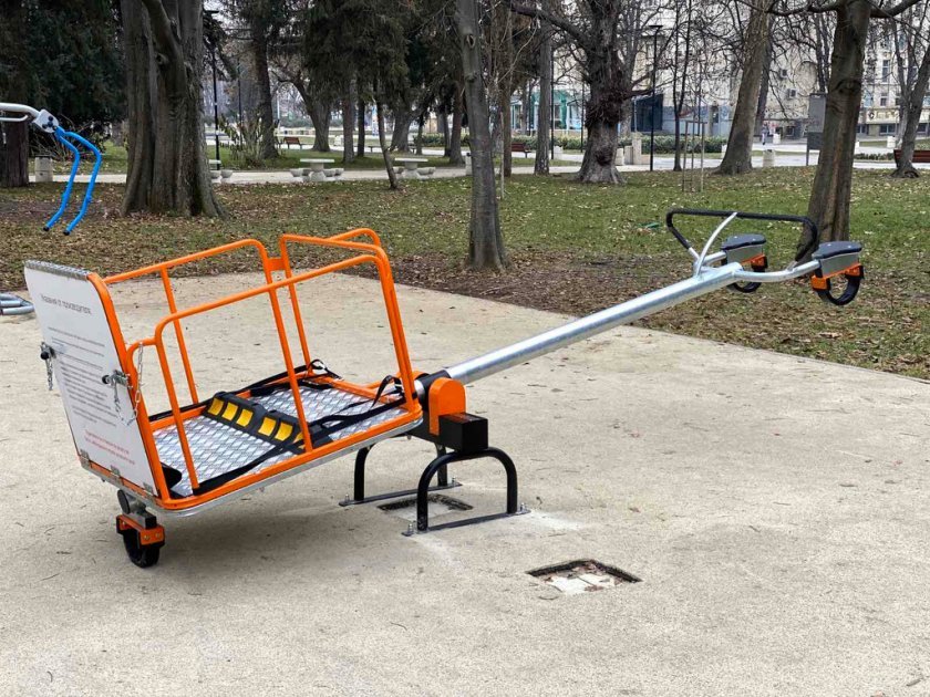 Вандали счупиха люлка за деца със специални потребности